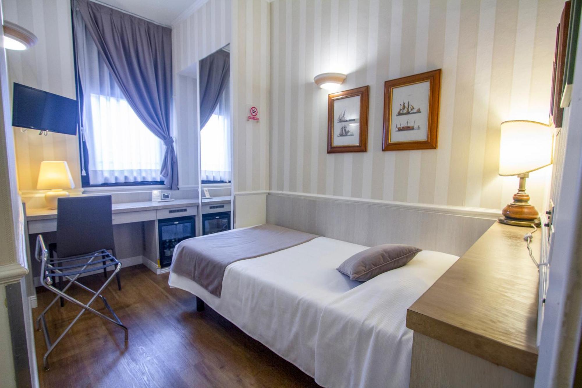 Hotel Flora Milano Esterno foto