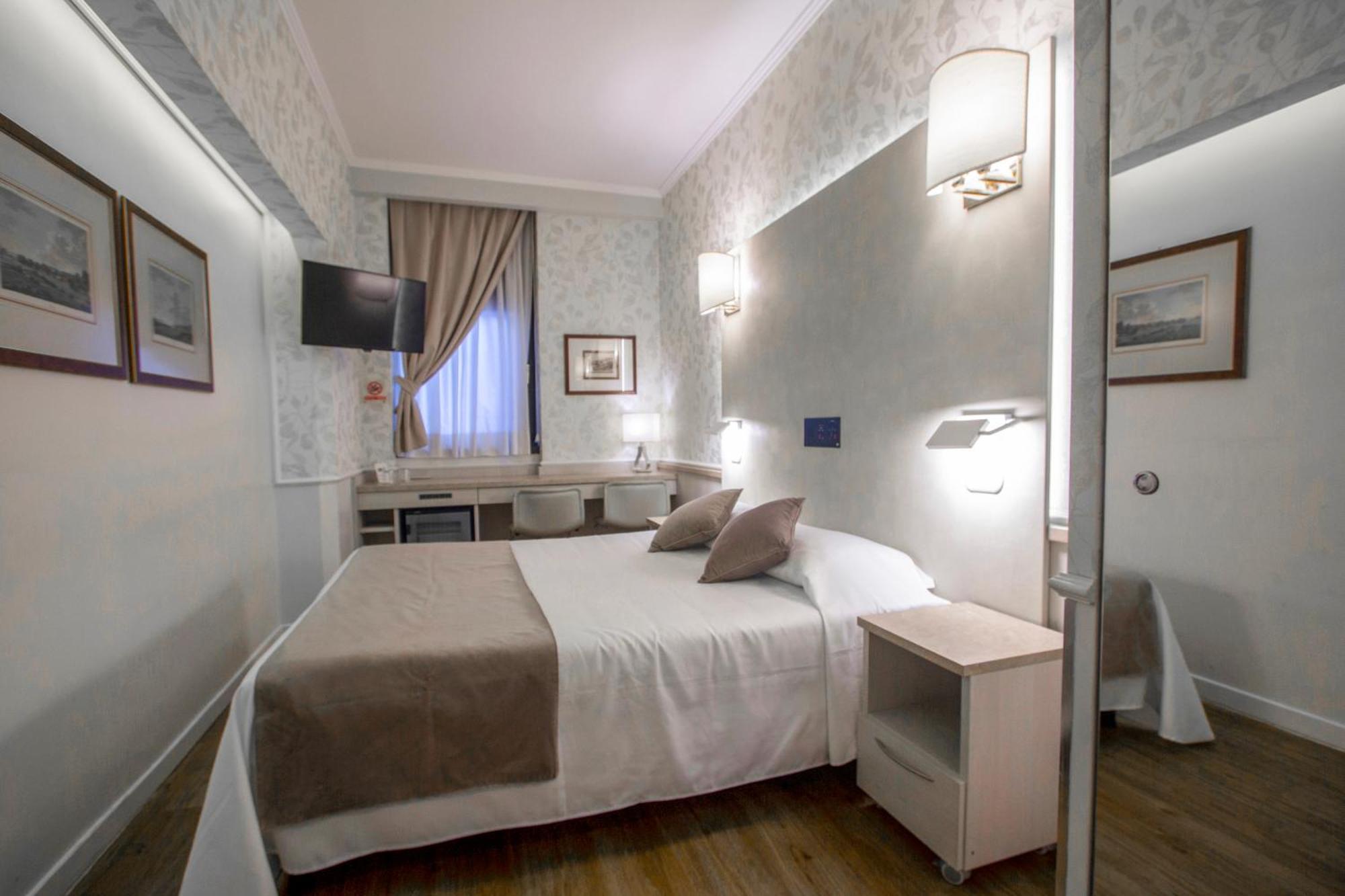 Hotel Flora Milano Esterno foto
