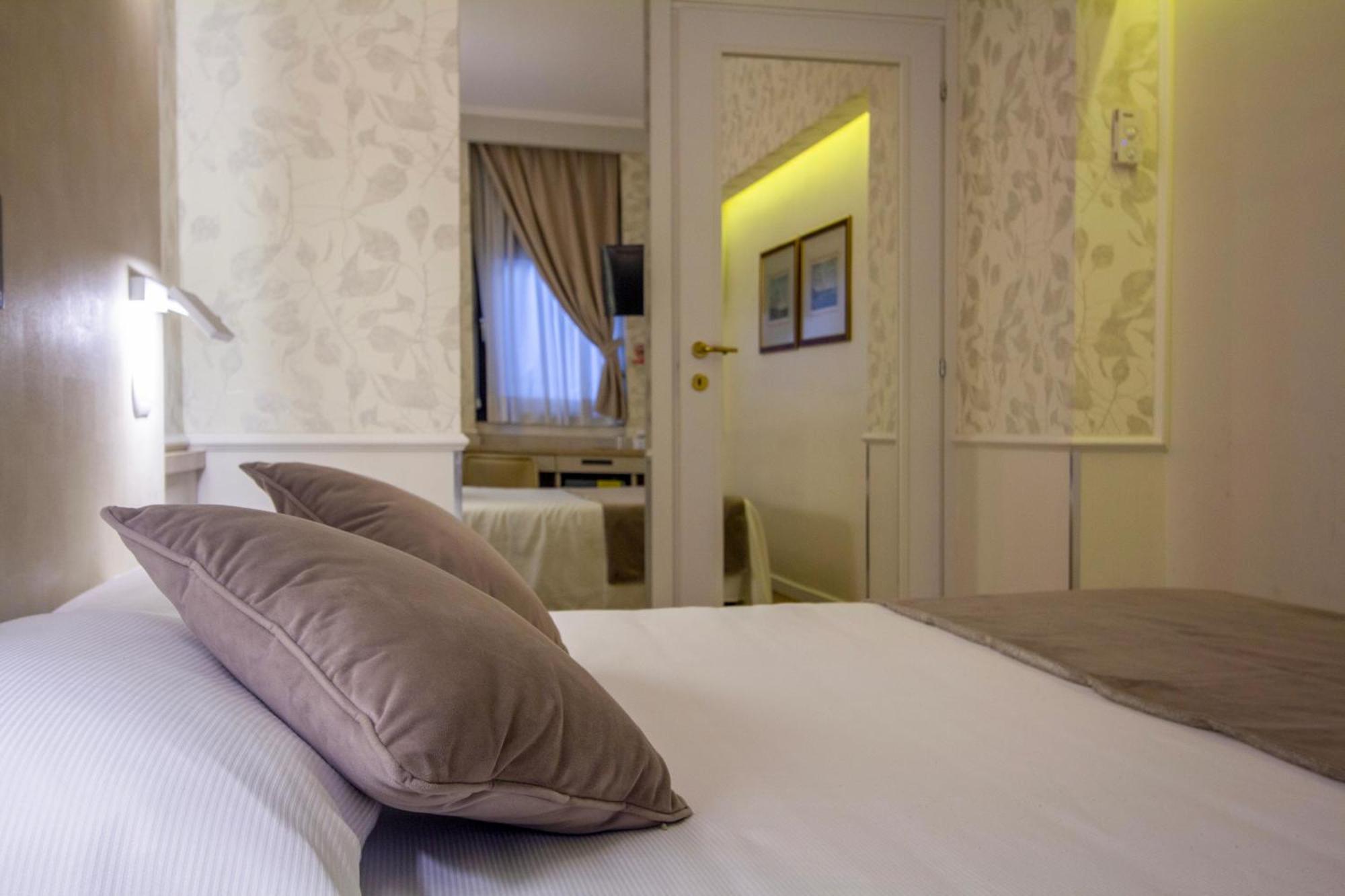 Hotel Flora Milano Esterno foto