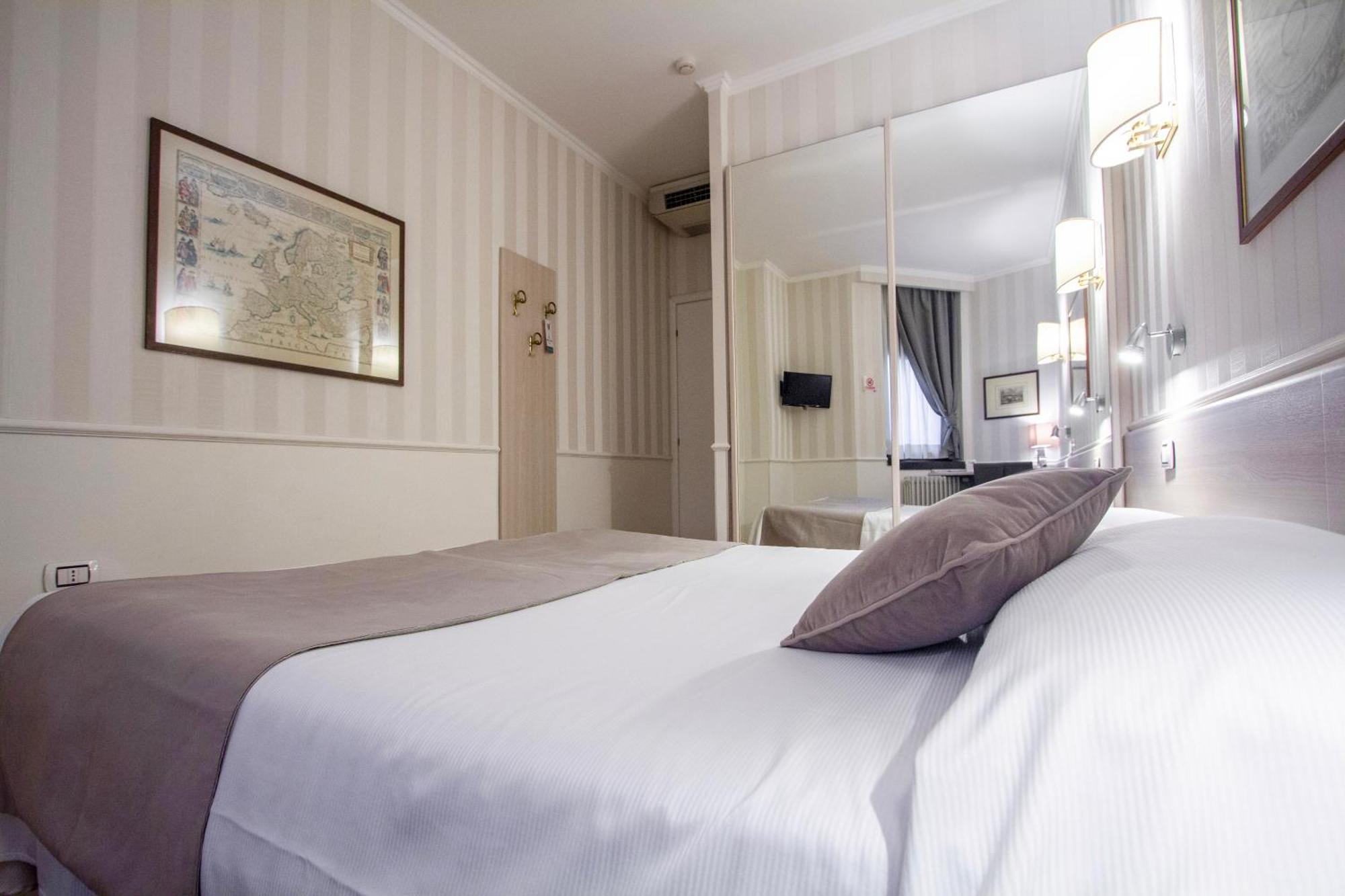 Hotel Flora Milano Esterno foto