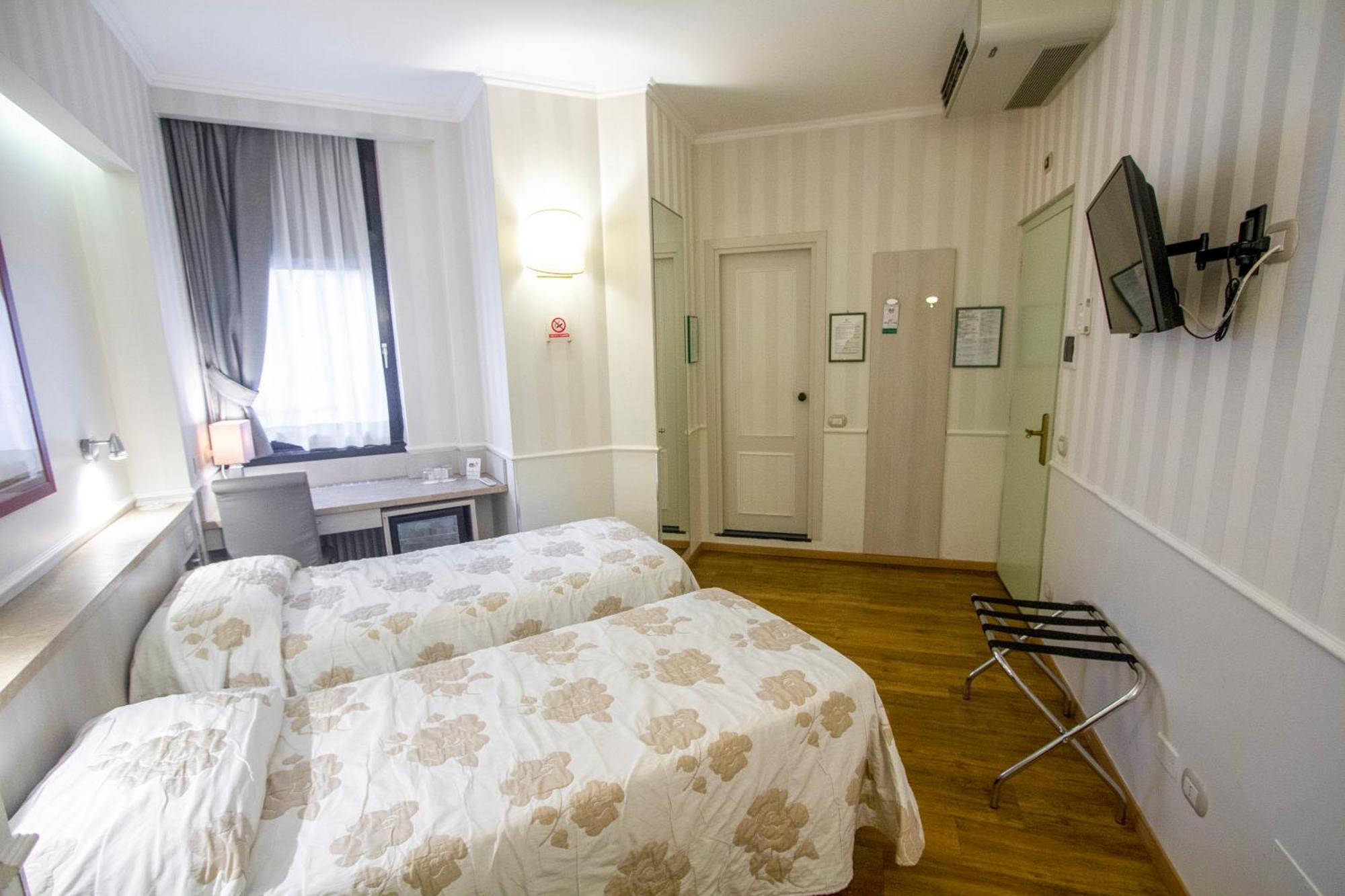 Hotel Flora Milano Esterno foto