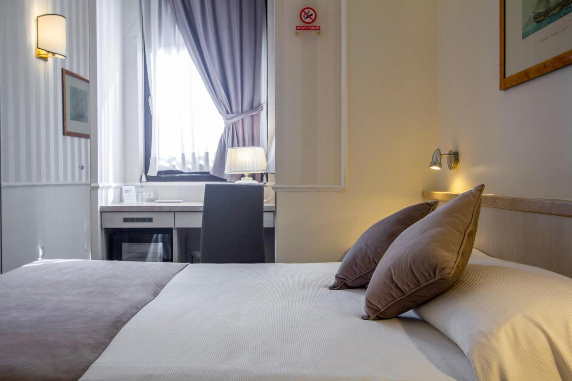 Hotel Flora Milano Esterno foto