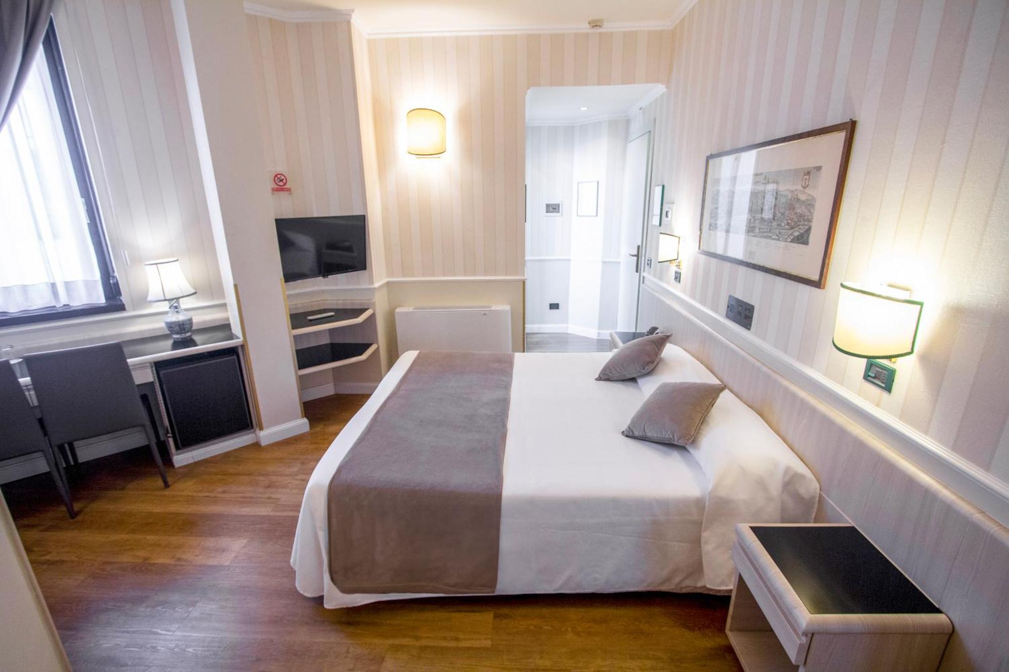 Hotel Flora Milano Esterno foto
