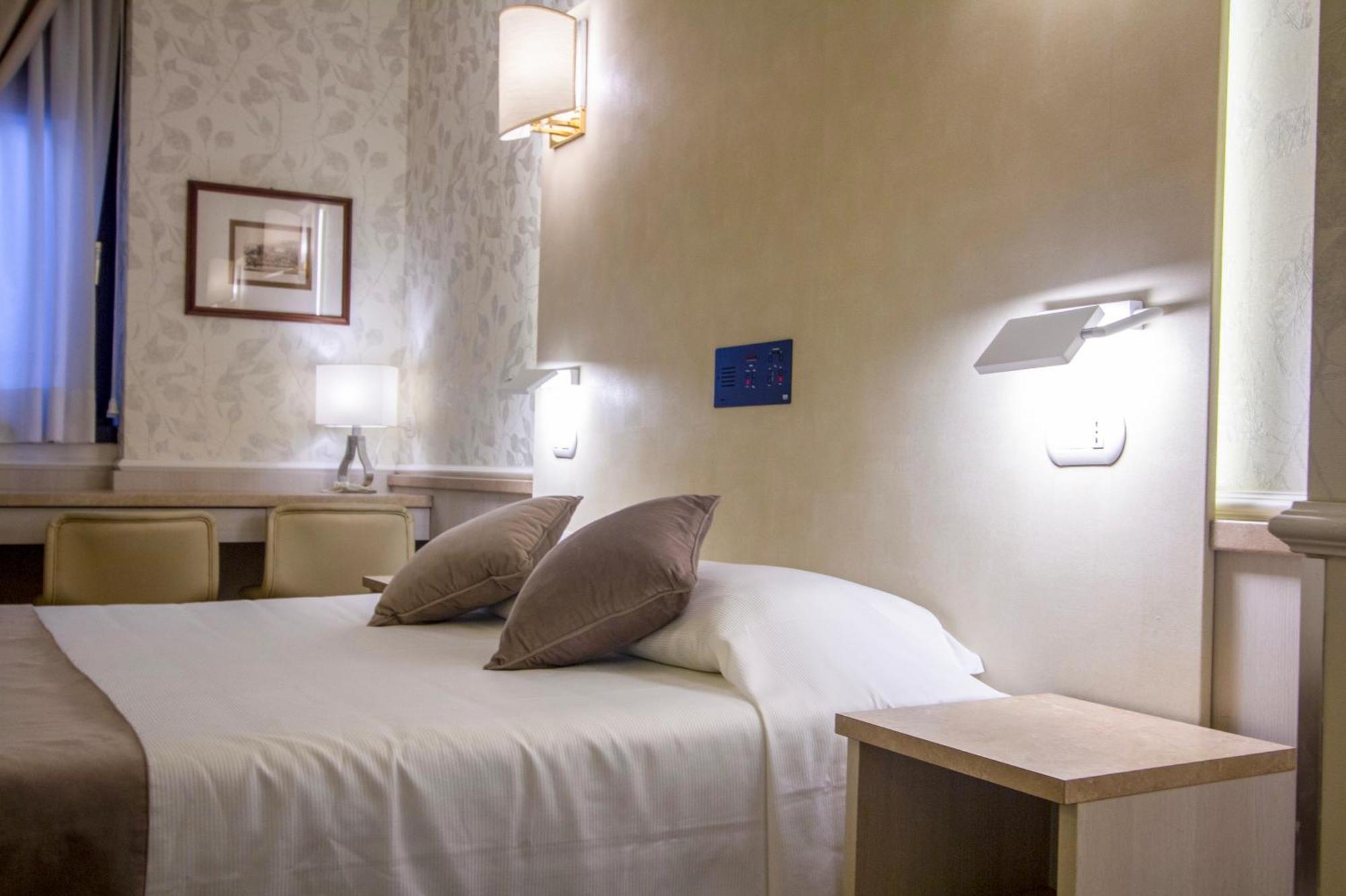 Hotel Flora Milano Esterno foto