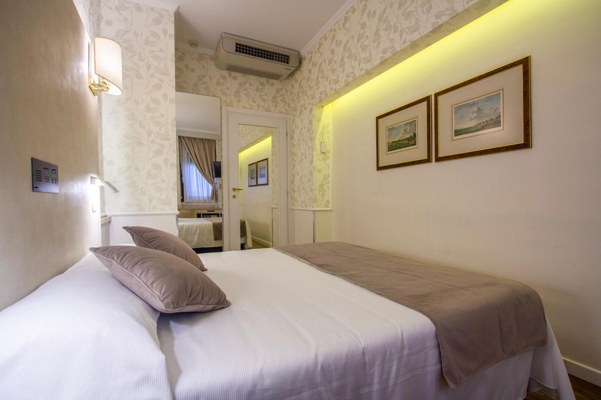 Hotel Flora Milano Esterno foto