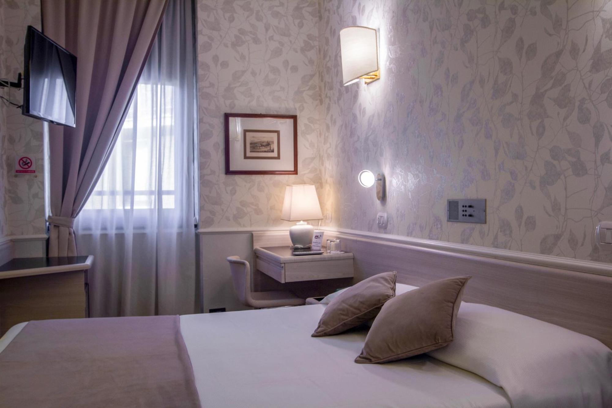Hotel Flora Milano Esterno foto
