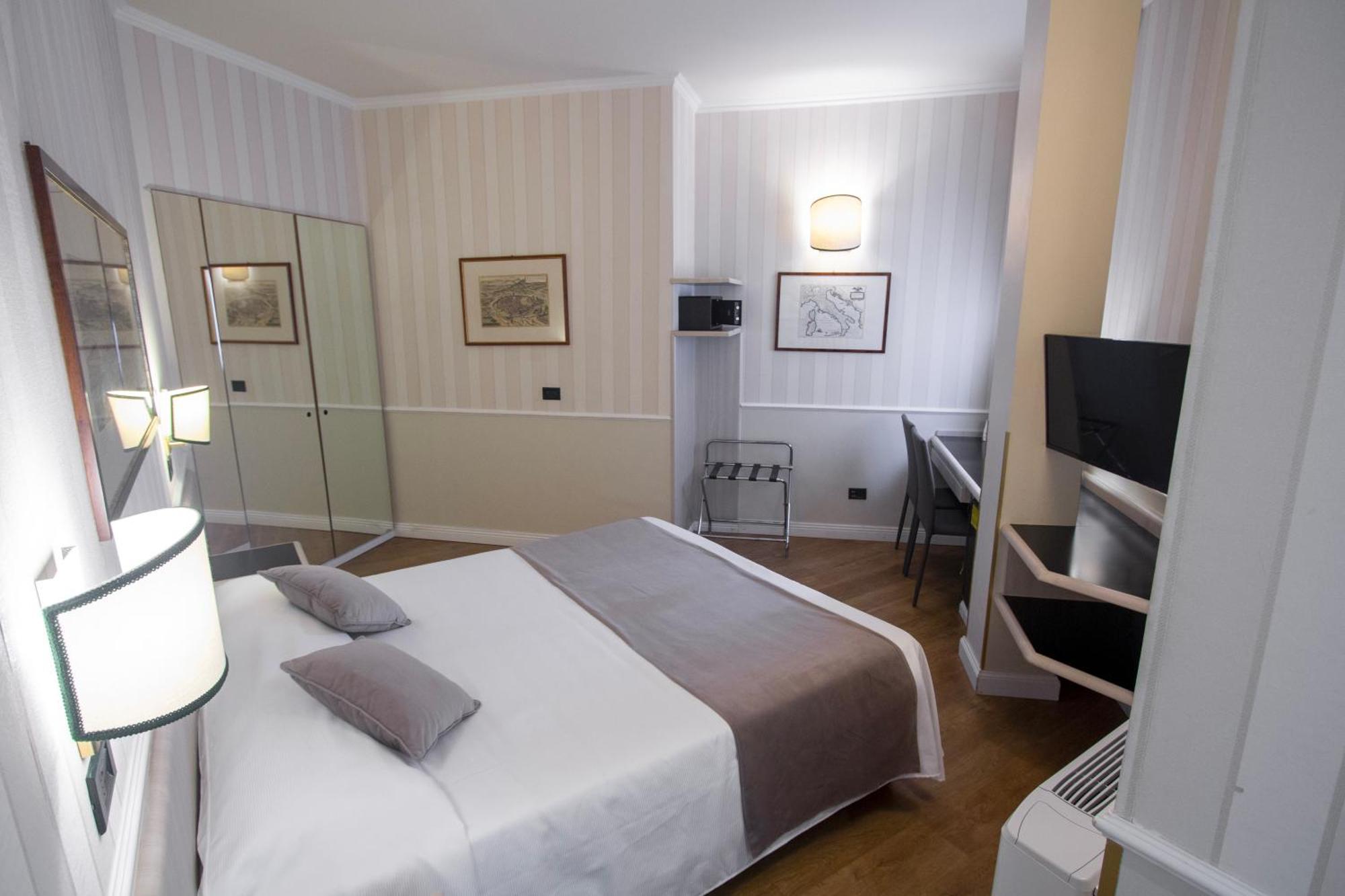 Hotel Flora Milano Esterno foto