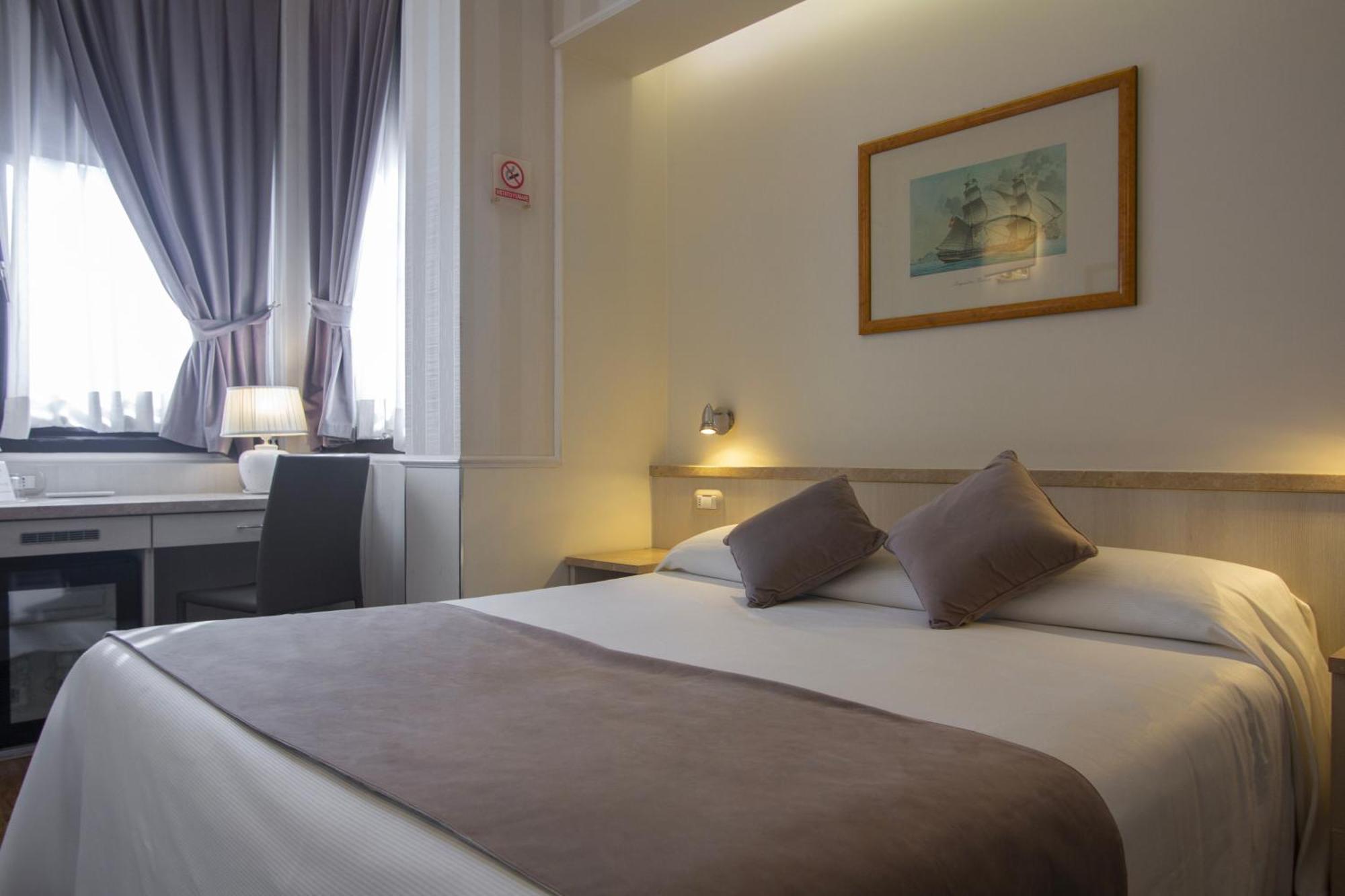 Hotel Flora Milano Esterno foto