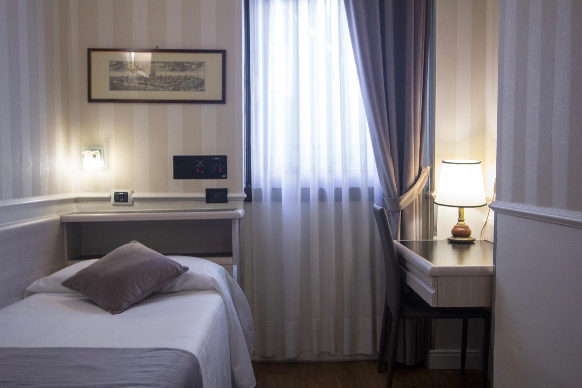 Hotel Flora Milano Esterno foto