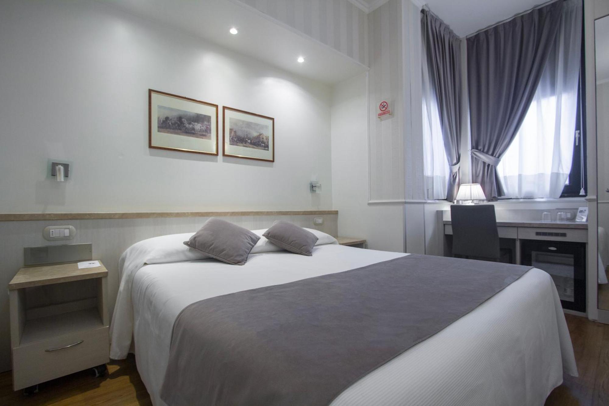 Hotel Flora Milano Esterno foto