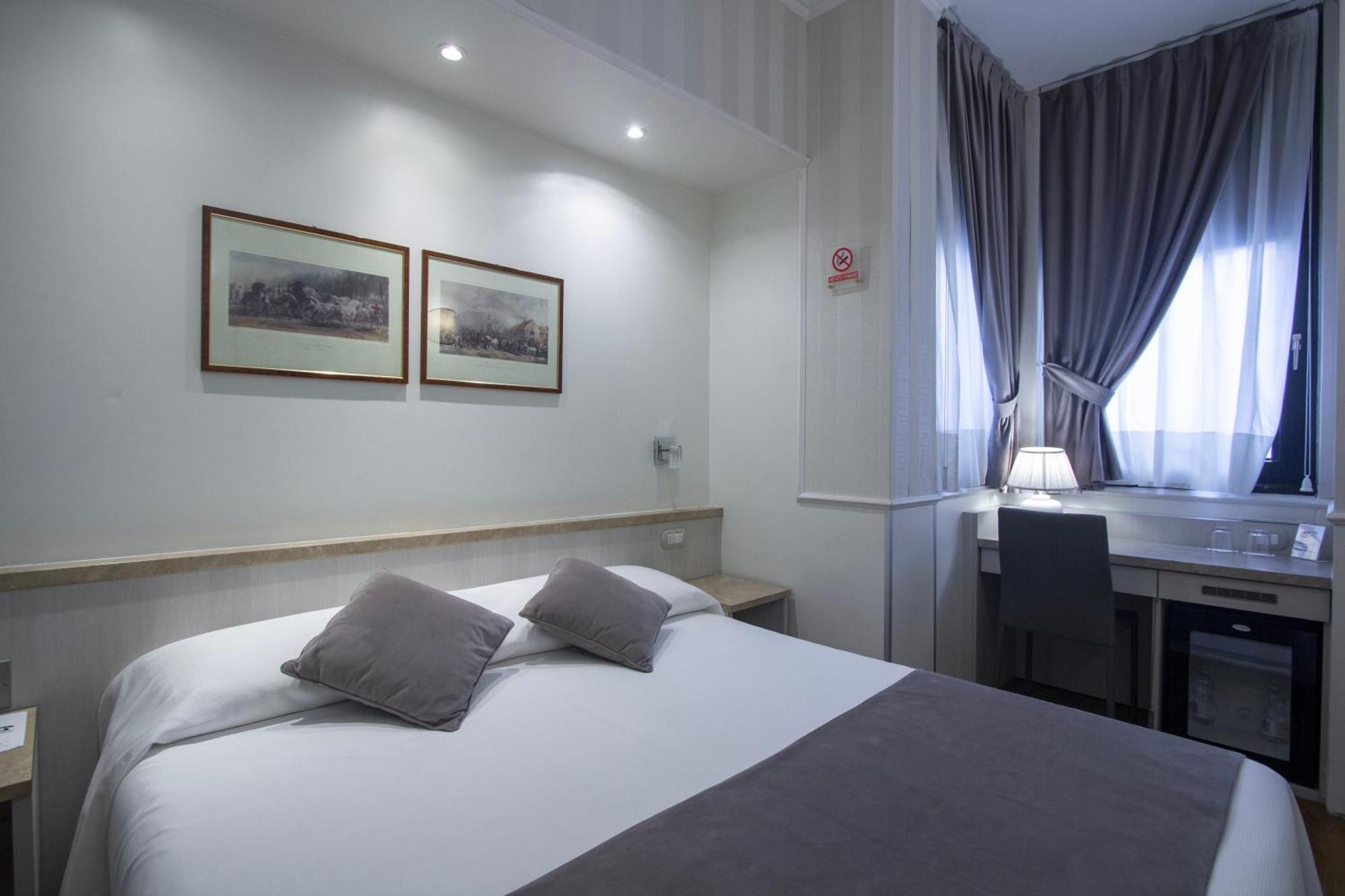 Hotel Flora Milano Esterno foto